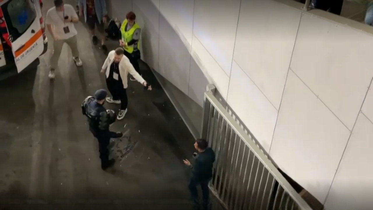 APS condamnă incidentul grav petrecut la meciul de Rapid - Oțelul Galați. Opt jandarmi au asistat impasibili la momentul violent